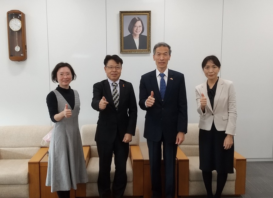 （自左至右）李秘書、鶴村所長（左二）、向處長（右二）、山岡次長（右一）