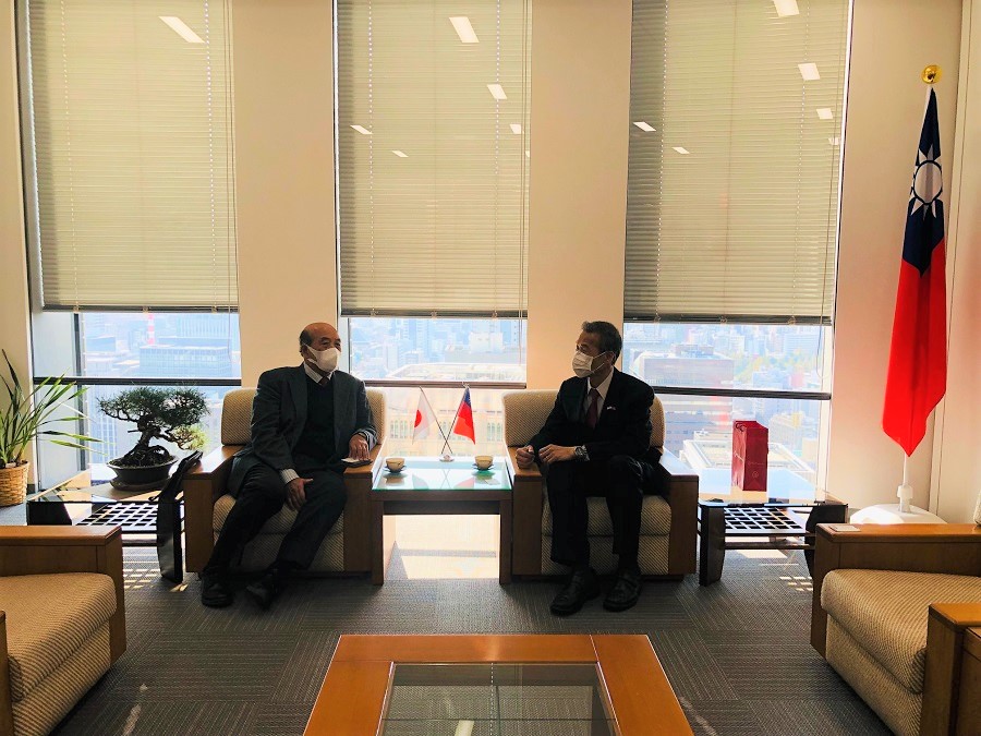 下荒地大使（左）與向處長（右）