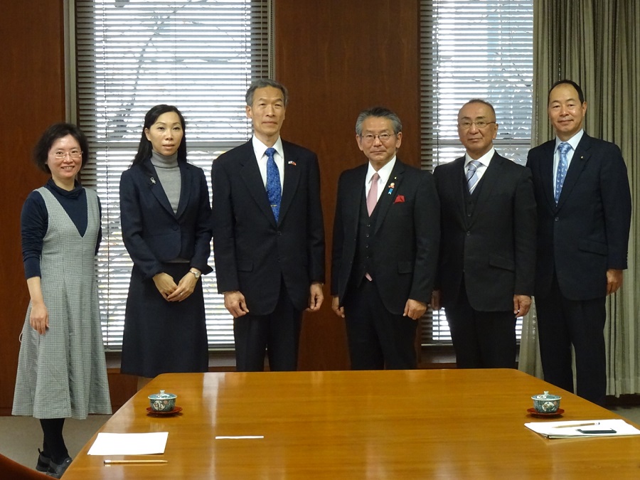 （左起）李秘書、楊秘書、向處長、菅谷議長、議聯秋田會長及能勢副會長