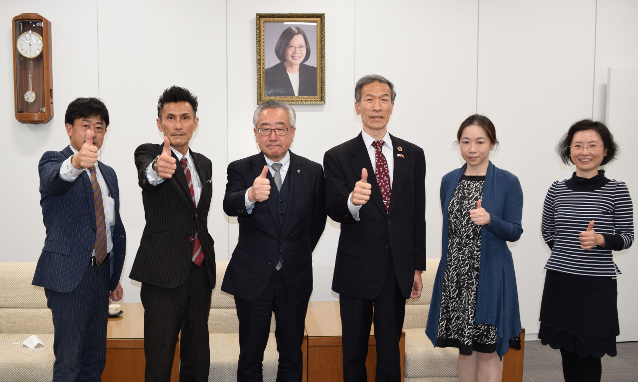 （左至右）北迫次長、深田編集長、吉岡社長、向處長、沈副組長、李秘書