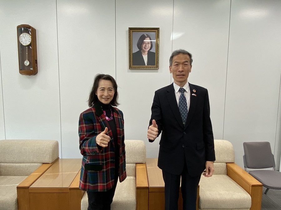 向明德處長(右)、伊藤みどり會長(左)