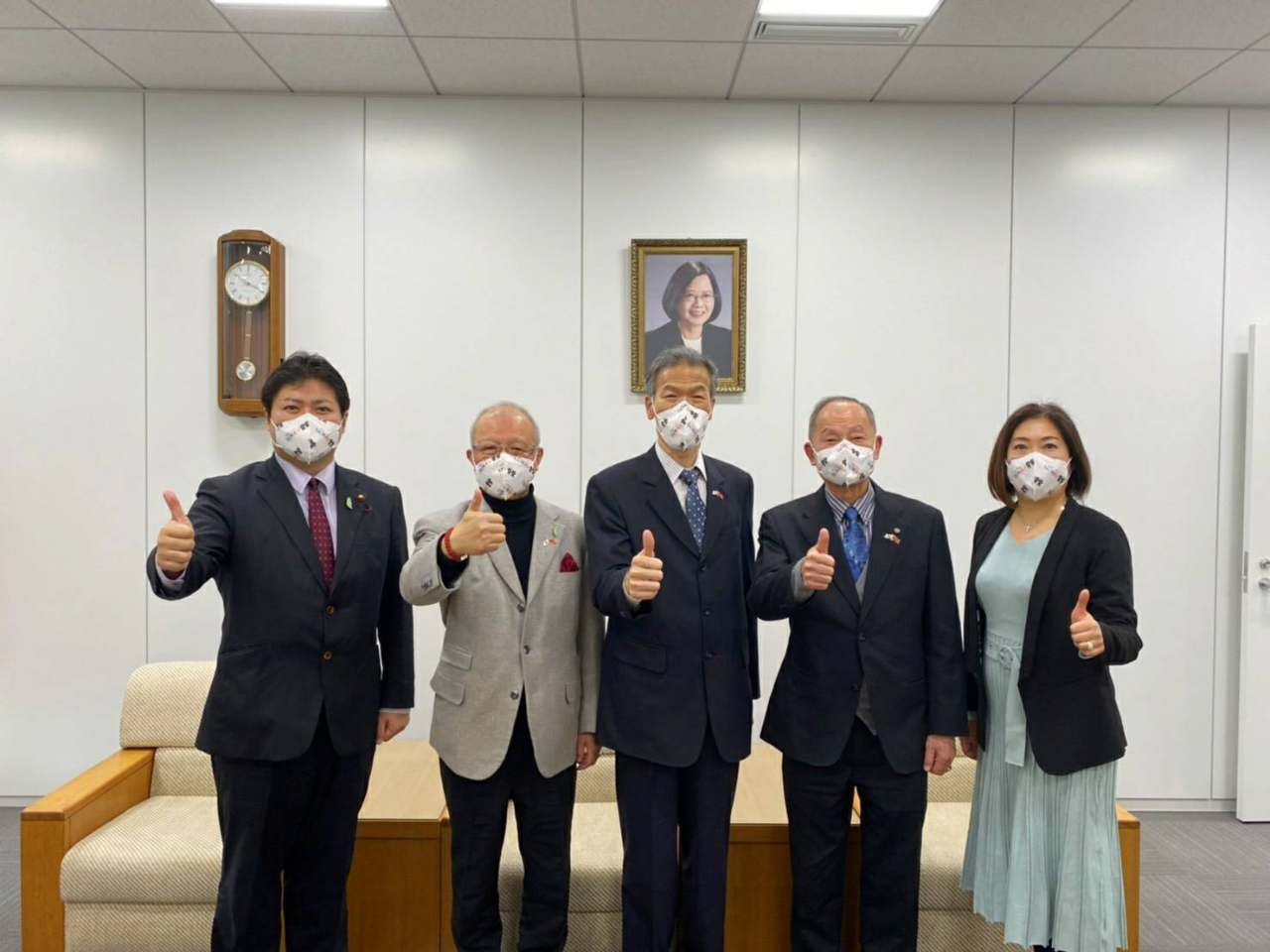 左起：上畠議員、陳會長、向處長、蔡副會長及澤尾副會長