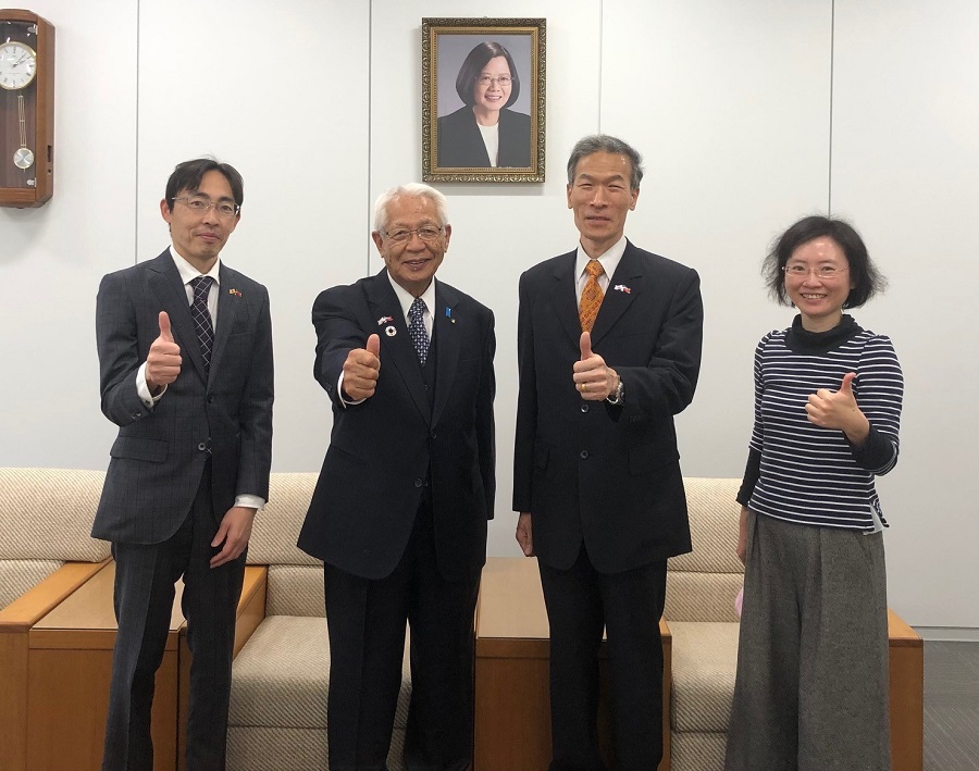 （左起）上瀧園長、永野前會長、向處長、李秘書
