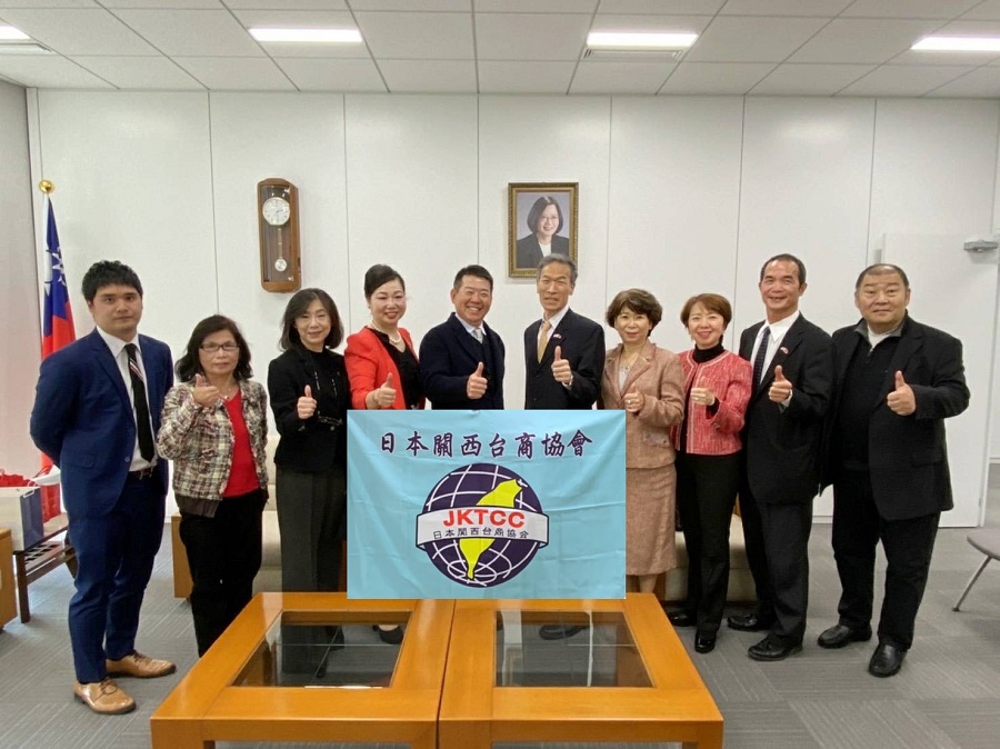 向明德處長(右5)、楊立寧會長(左5)與臺商協會幹部合影