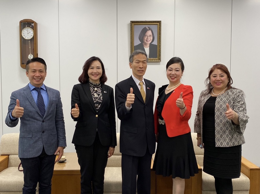 左起：李明儒理事、永峰千亞希理事、向明德處長、上島彩會長、林美里顧問