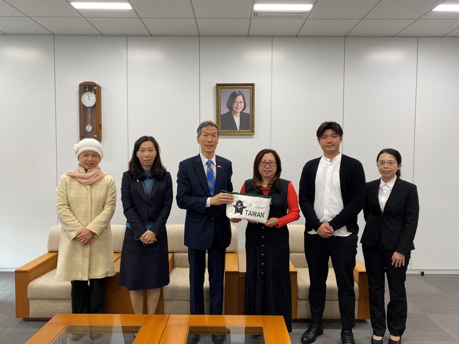 由左至右：黃貴美記者、楊慧萍秘書、向明德處長、錢妙玲社長、高木涼介及林小姐
