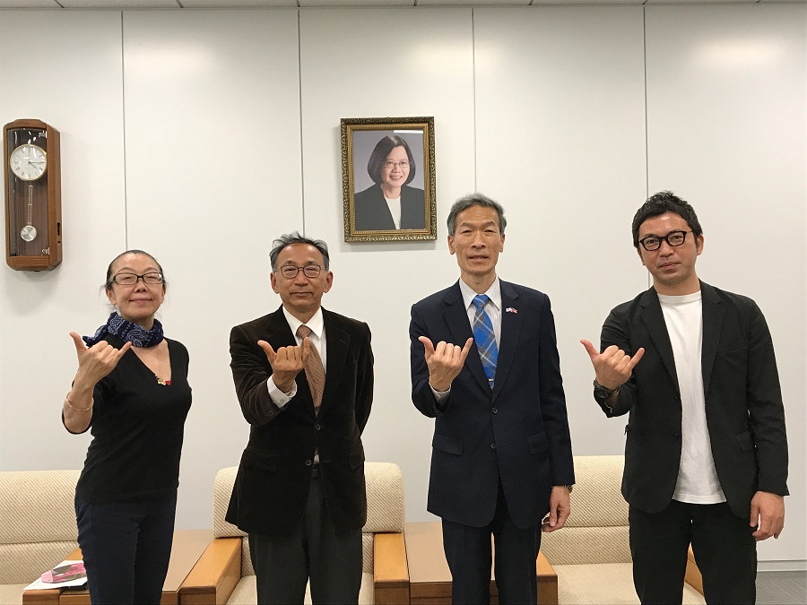 (左起) Cambra裕子、城山館長、向處長、大島健