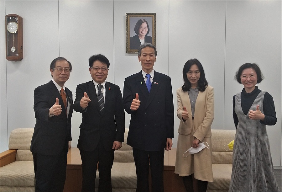 右起：李秘書、山岡次長、向處長、鶴村所長、陳浩明