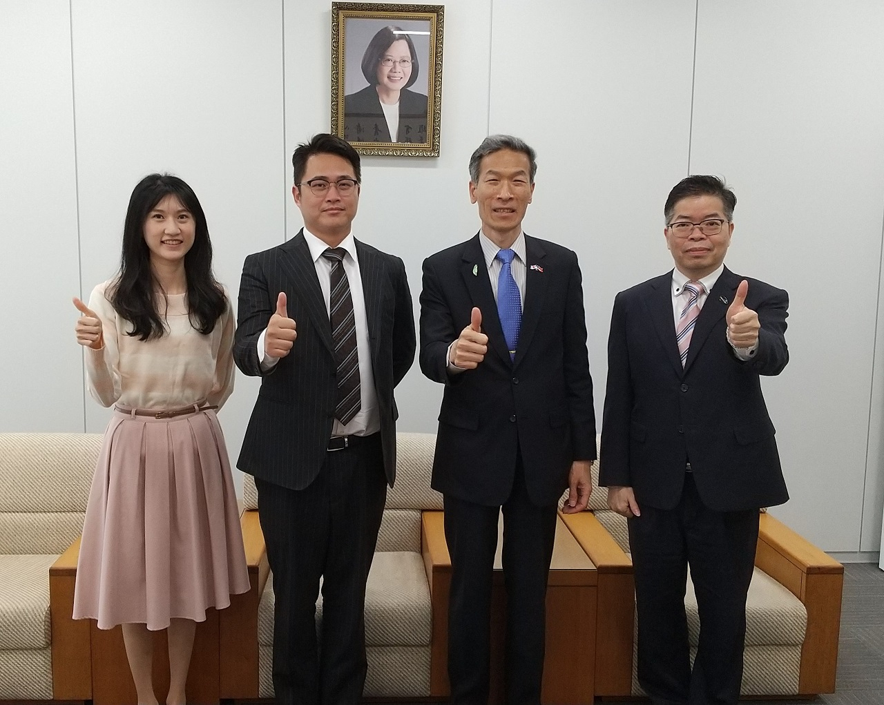 (左至右)中鋼中島雅代秘書、中鋼蔡昇峯代表、向明德處長、林明秋組長