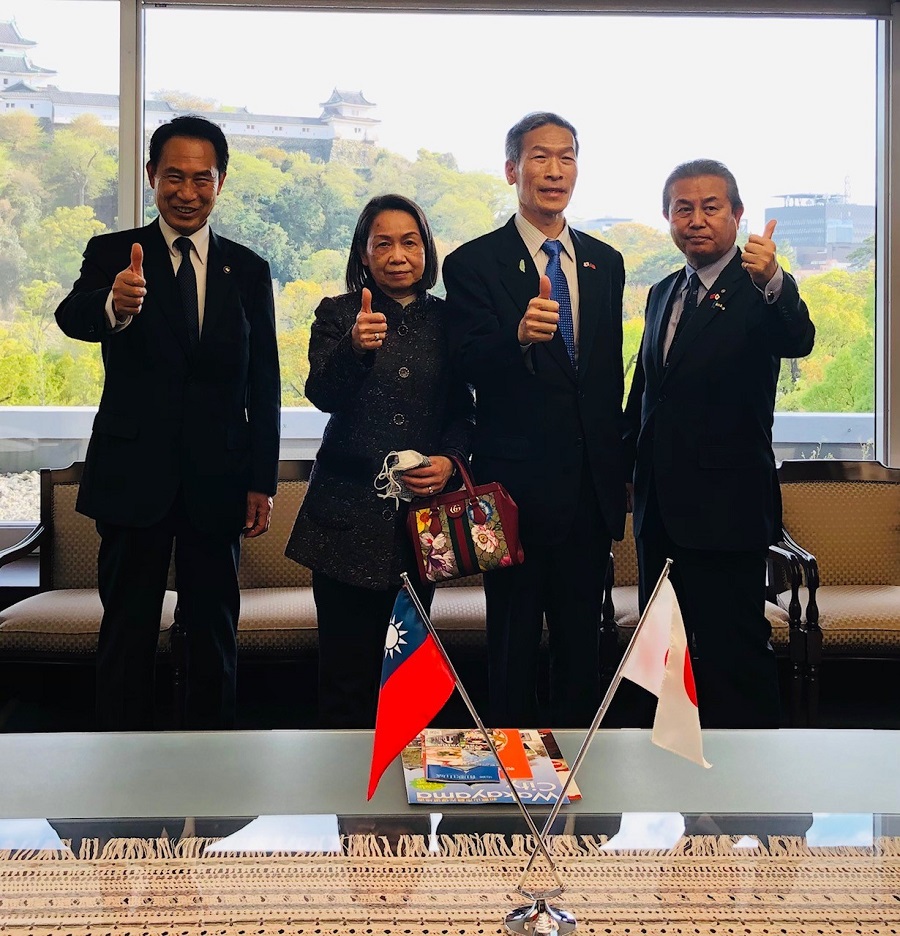 （左至右）尾花市長、向夫人、向處長、遠藤會長