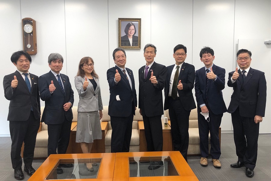 (左至右)三谷主幹、岩本所長、關課長、野呂部長、向處長、真田課長、奧田係長、林組長