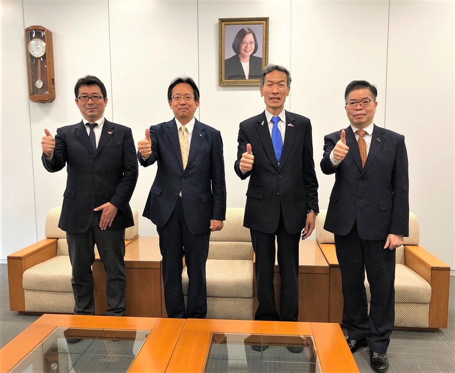 (左起)松石副所長、宮﨑所長、向處長、林組長