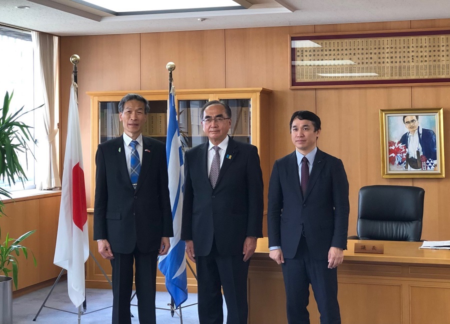 （左至右）黑川副會長、山本會長、向處長、藤本議長、谷口副議長