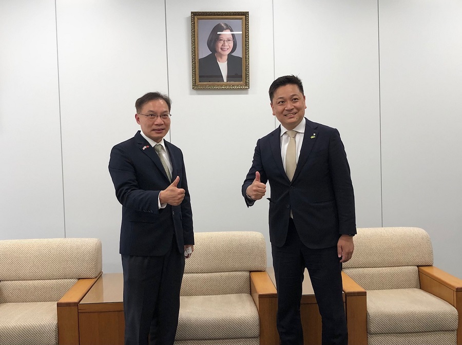 張副處長（左）、宮橋市長（右）