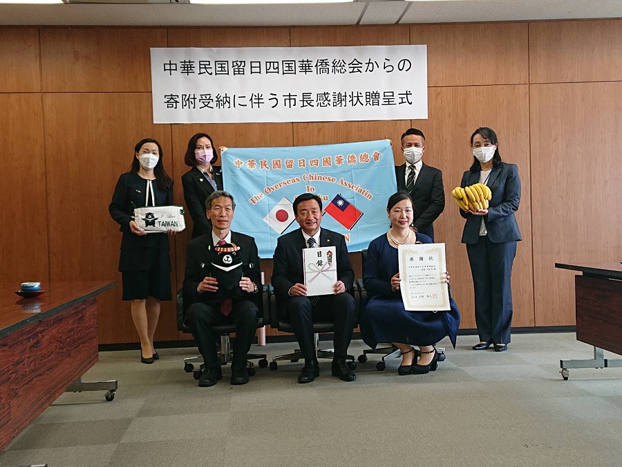 第一排左起：向處長、大西市長及上島會長