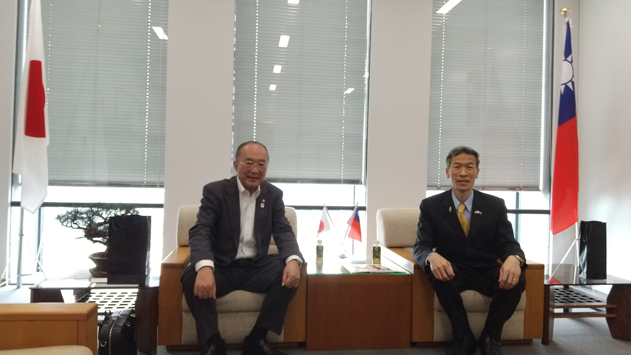 左起：鈴木副會長、向處長