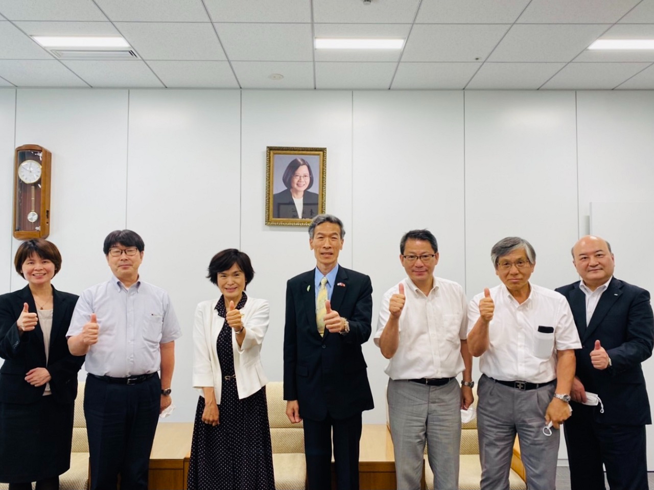 關西五府縣國際教育交流專案小組山口智子代表(左3)、永井正人代表(左2)、高繁武司代表(右1)、竹本徹代表(右2)、庄田卓爾代表(右3)等一行，與向明德處長(正中間)、林育柔教育秘書(左1)合影