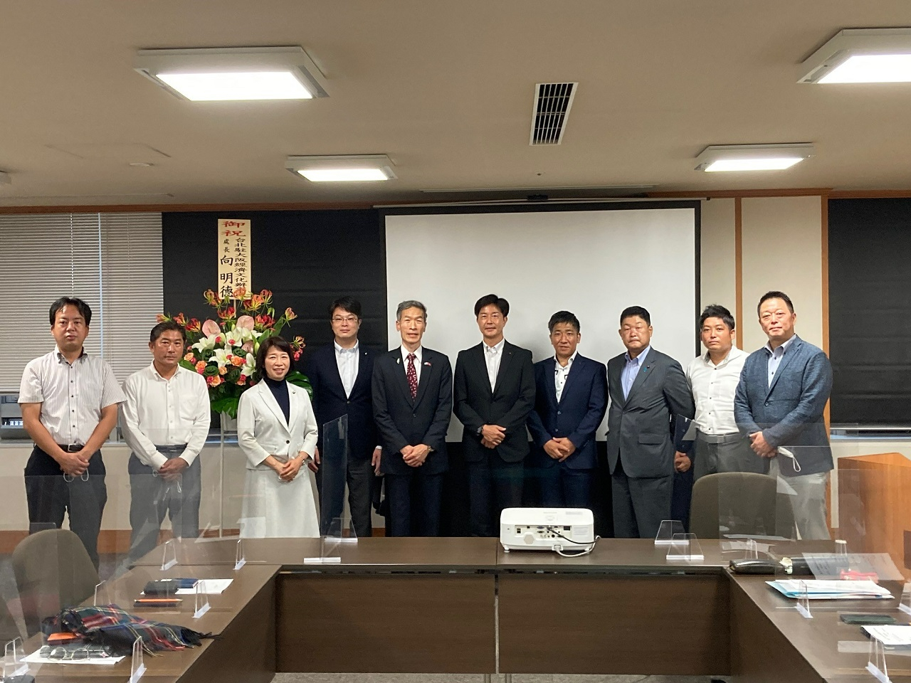 向處長 (左5)與議員合影留念