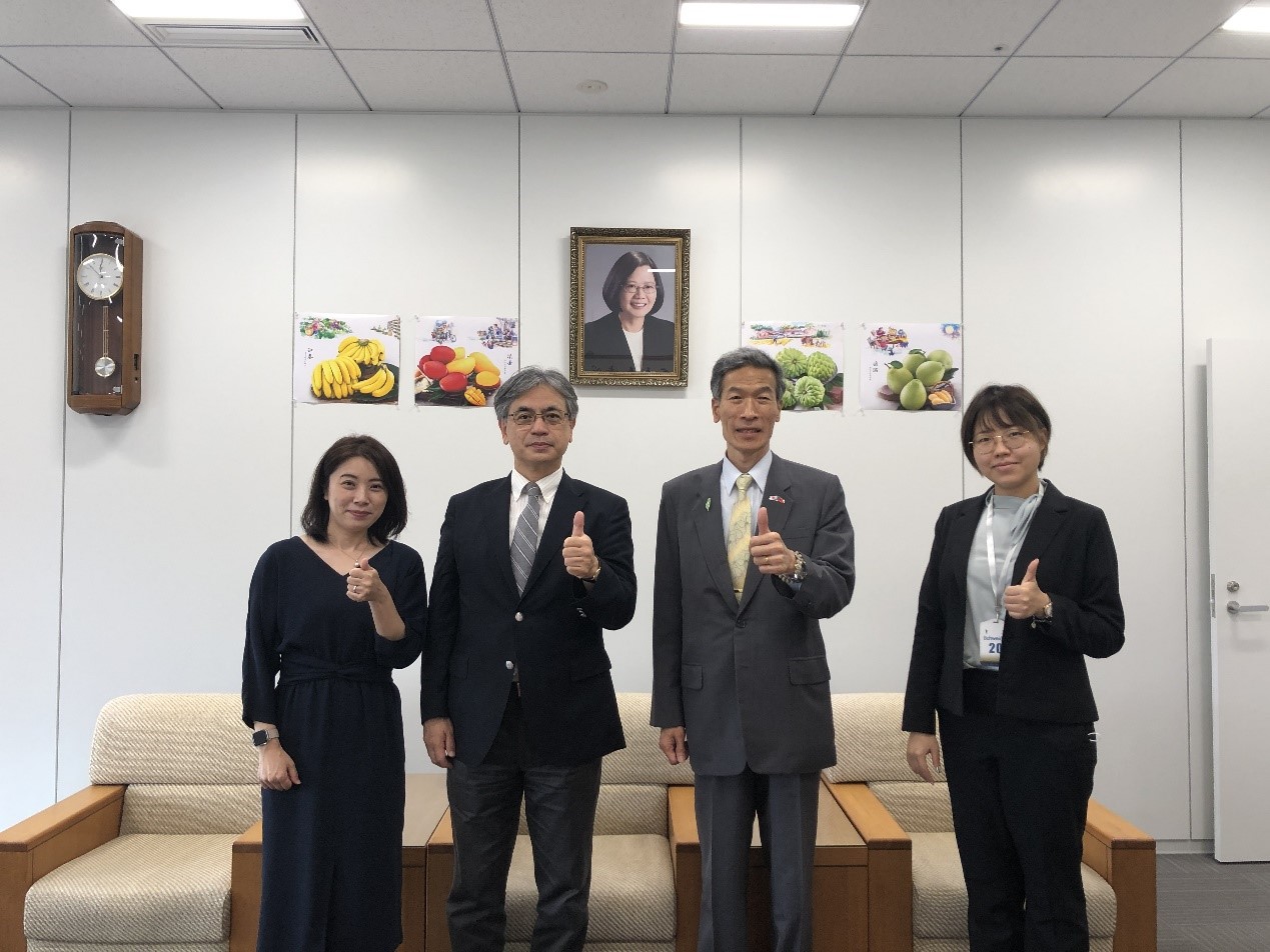 向處長(右二)與鈴木專務(左二)、辰巳部長(左一)合影