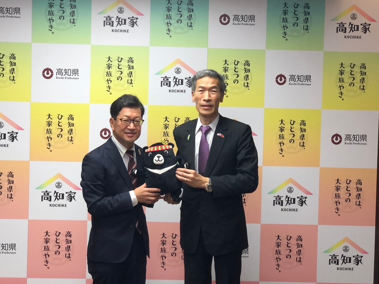 向處長(右)拜會濵田知事(左)