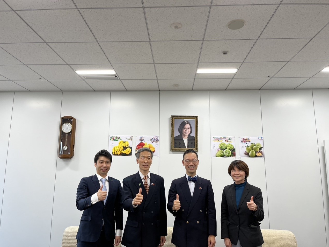 向處長(左二)與岡部教授(左三)、神戶學院大學國際交流中心柏木和彥先生(左一)合影
