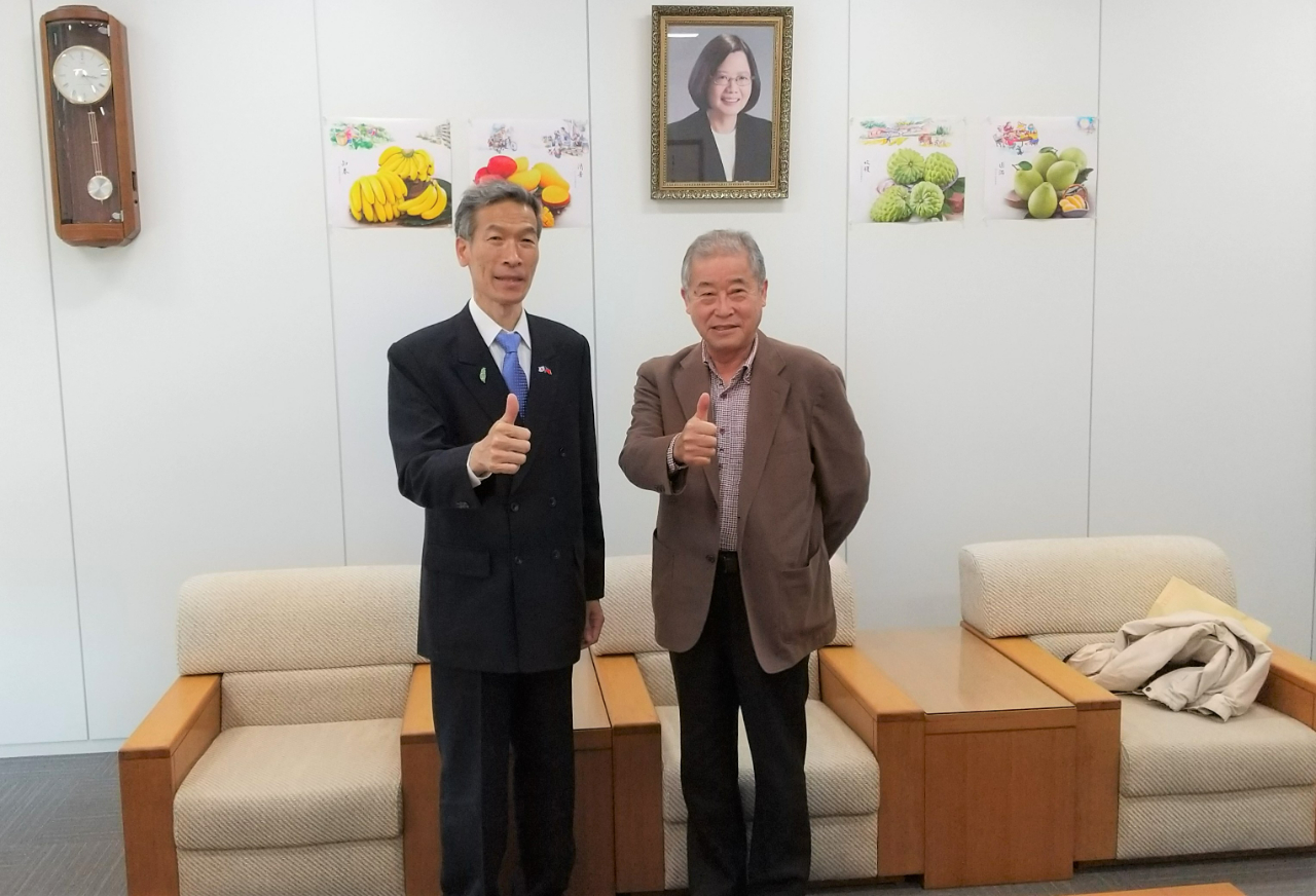 向處長與西尾會長（右）