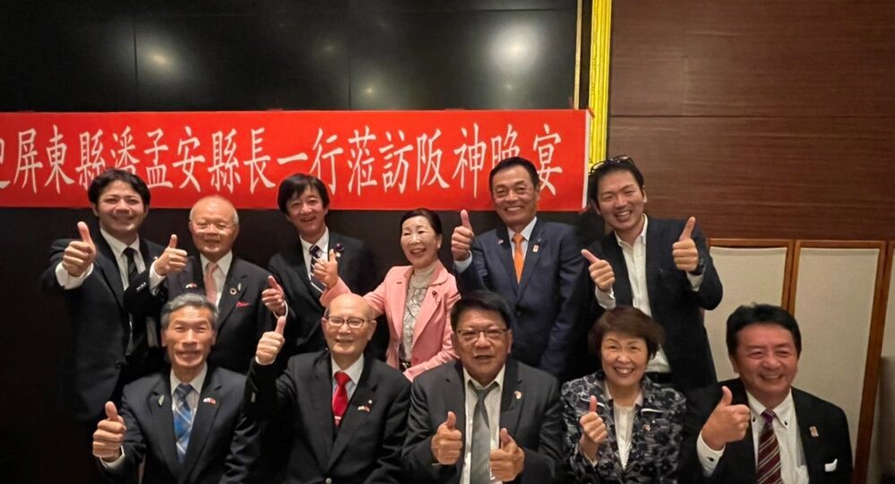 前排左起：向處長、松中會長、潘縣長、辻會長、竹下議員
後排左起：上畠副理事長、陳會長、河南議員、植中議員、南本村長、產經新聞矢田記者