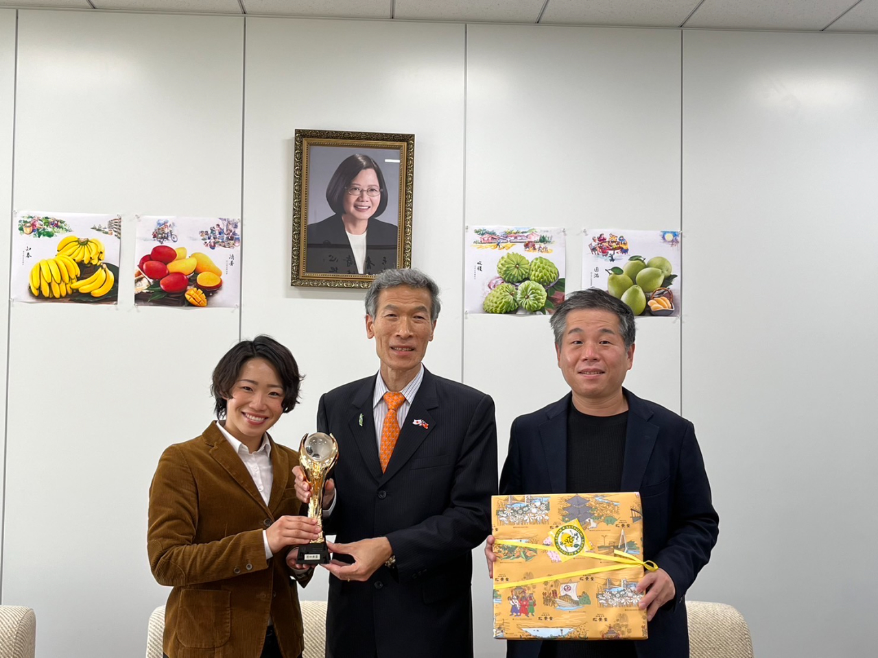 左至右:高雄陽信銀行女子足球隊若林美里選手、駐大阪辦事處向明德處長、PR0JECT ONE成員田口優樹