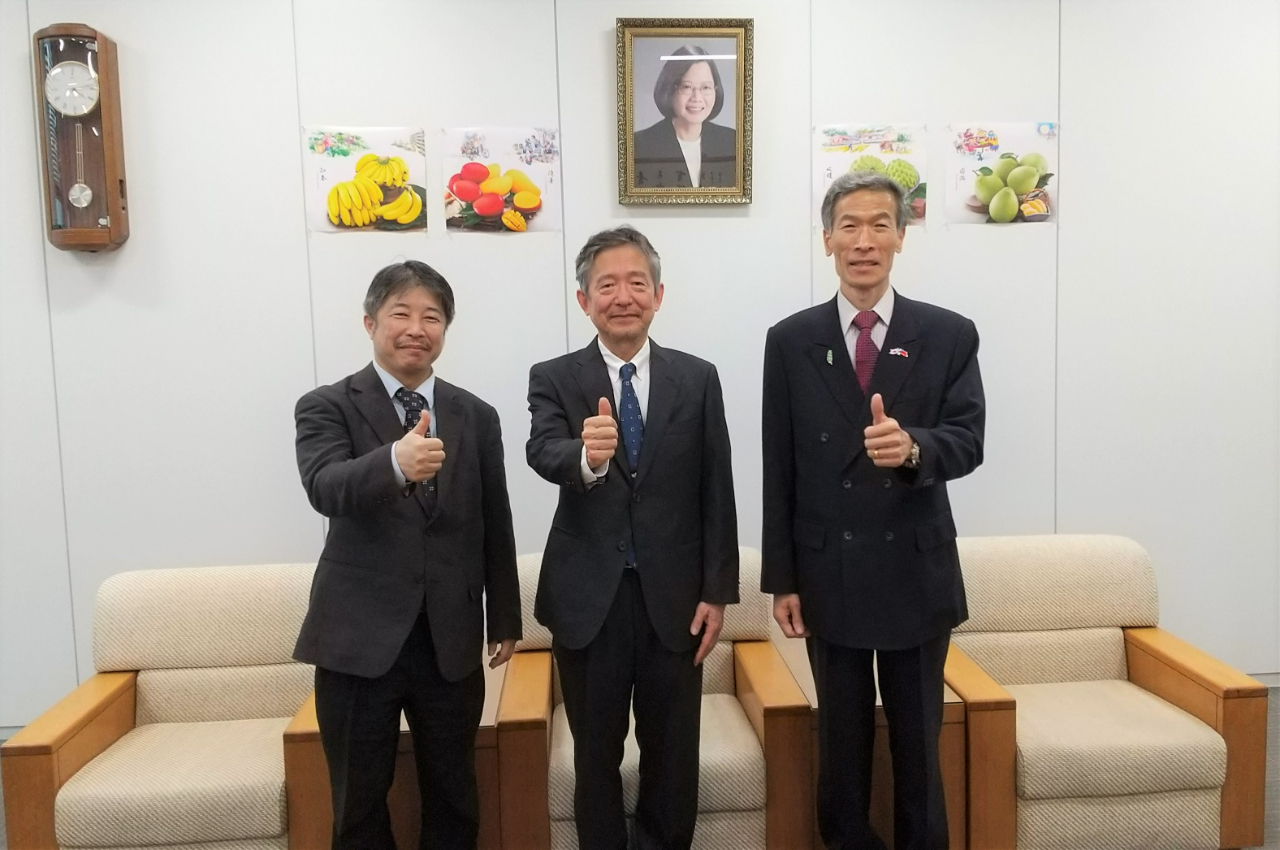右起：向處長、久保院長、中島主任