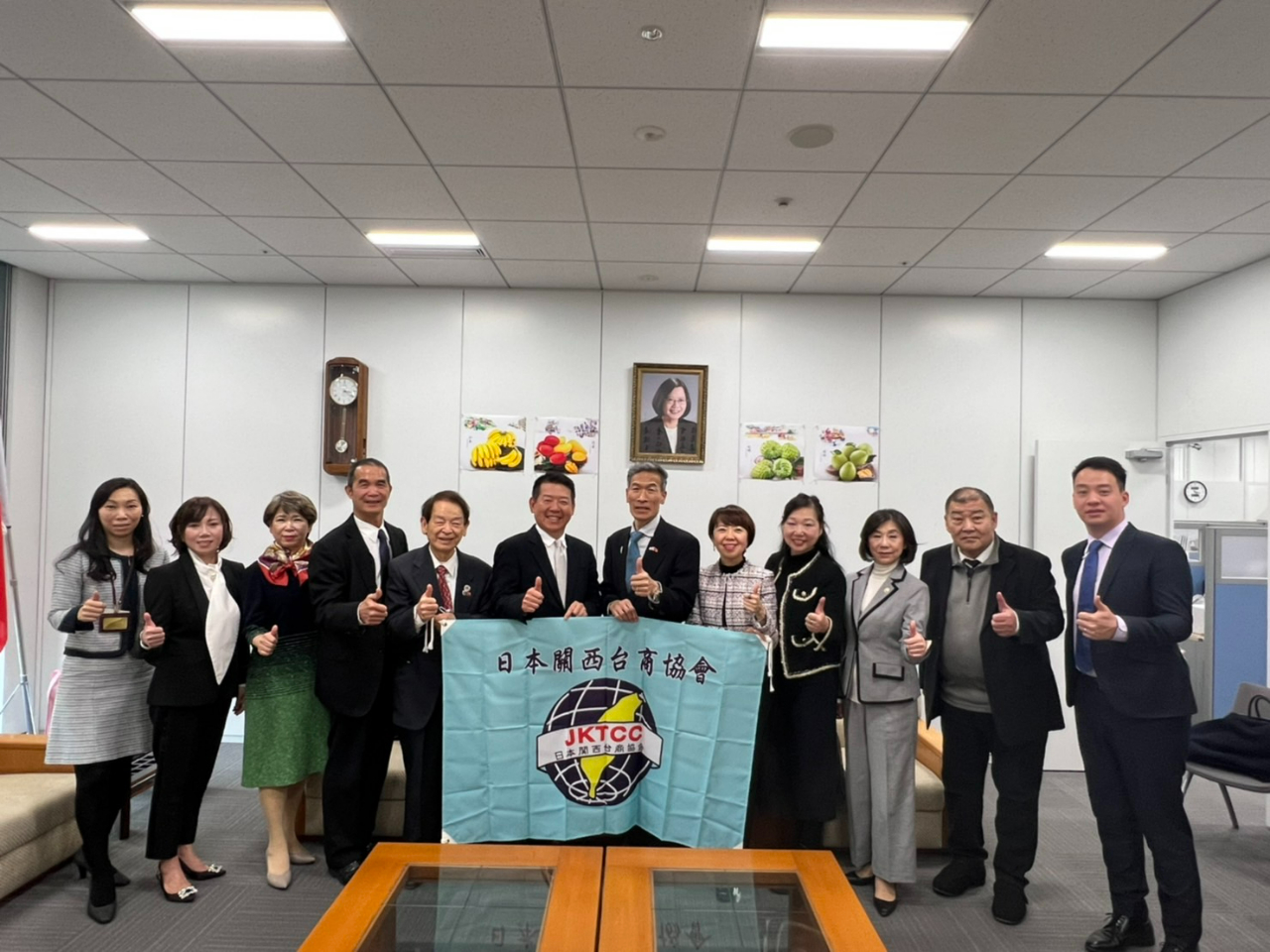 向處長(右6)與楊會長(左6)等台商協會幹部合影