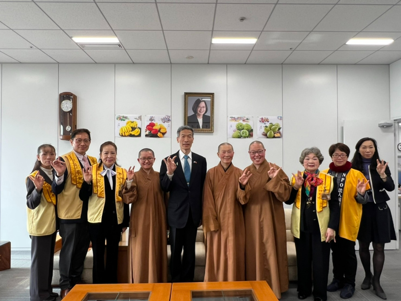 向處長(左5)與妙聖法師(右5)、如泉法師(右4)、知因法師(左4)及陳鳳玉會長(左3)等人合影