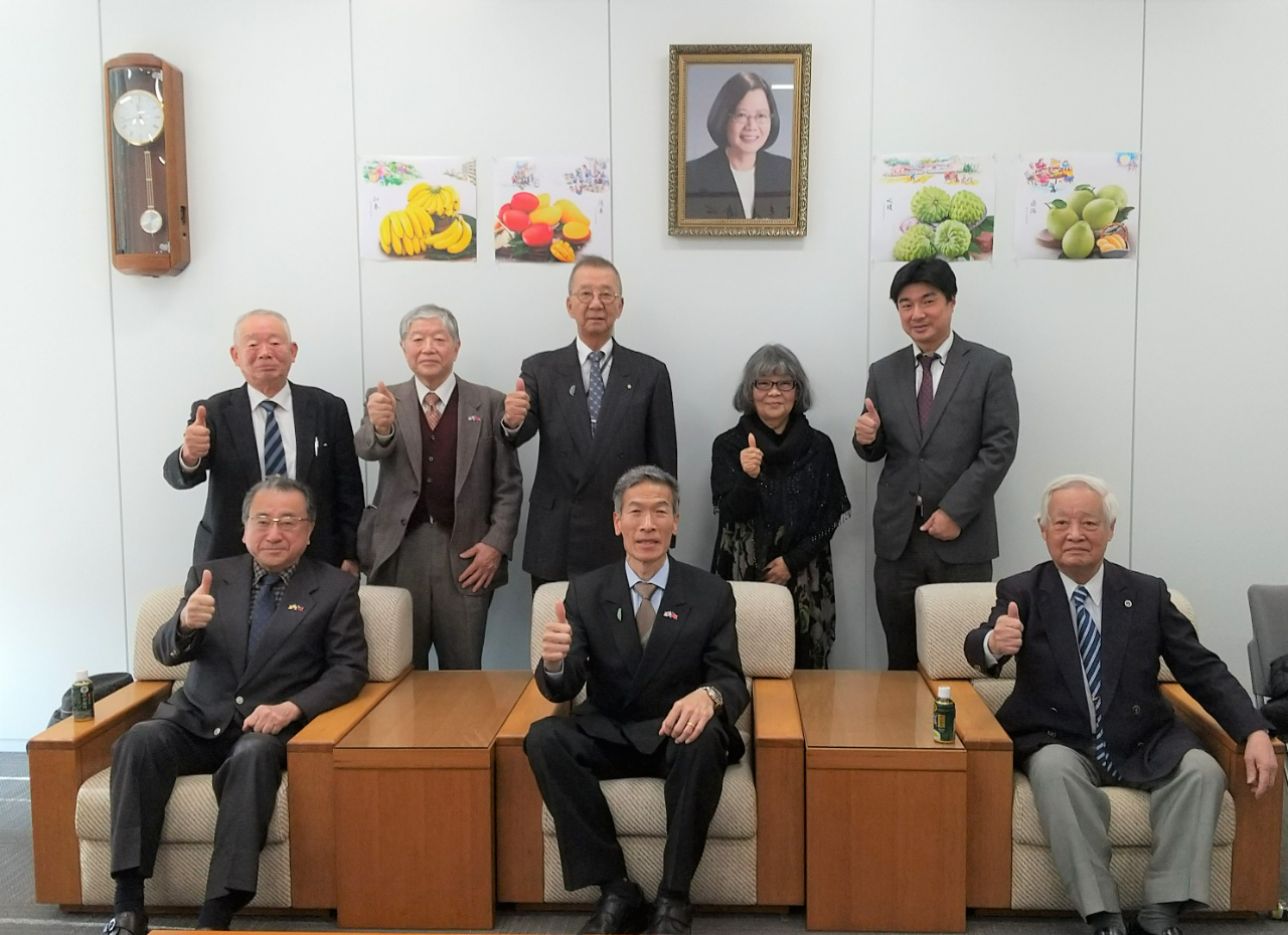 前排：向處長與兒玉會長（右）及阪口理事長（左）
後排左起：藤本事務局長、加藤副會長、辻井副理事長、梅原理事及曽根理事