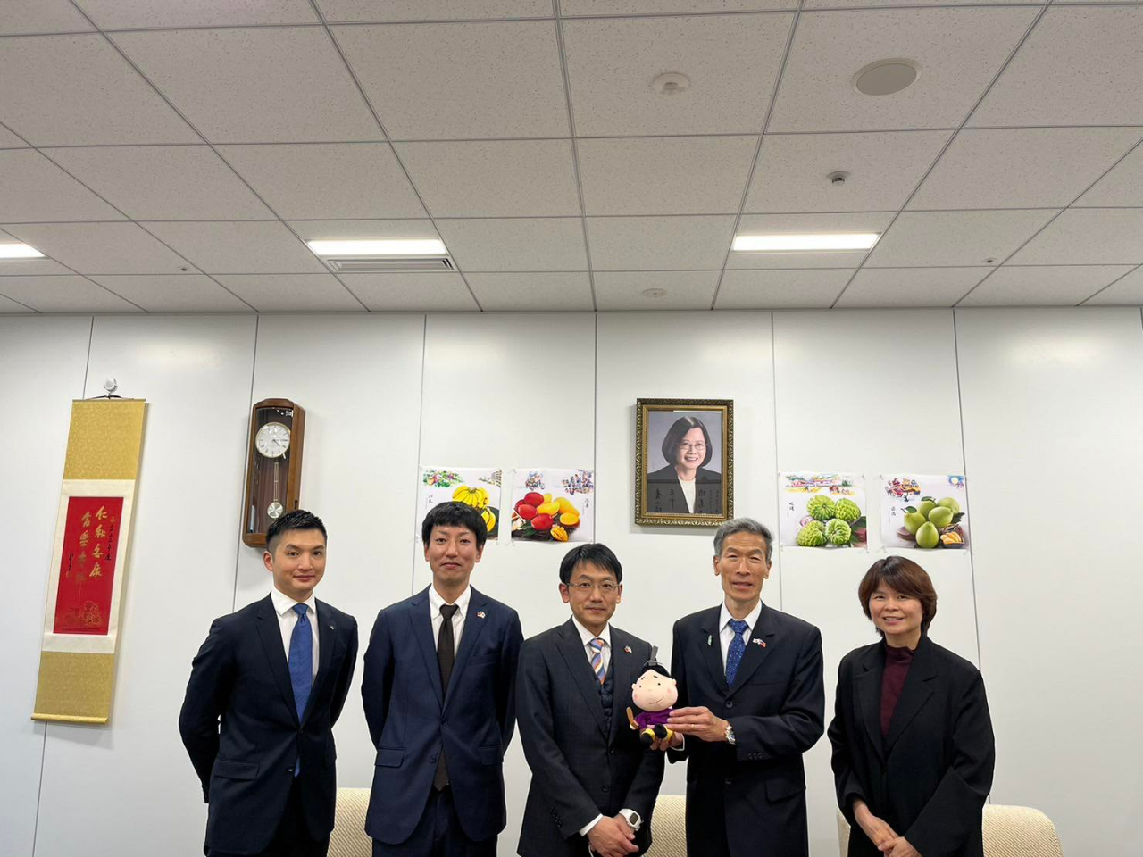 左至右: 島田主任、大塚次長、伏見室長、向處長、林秘書