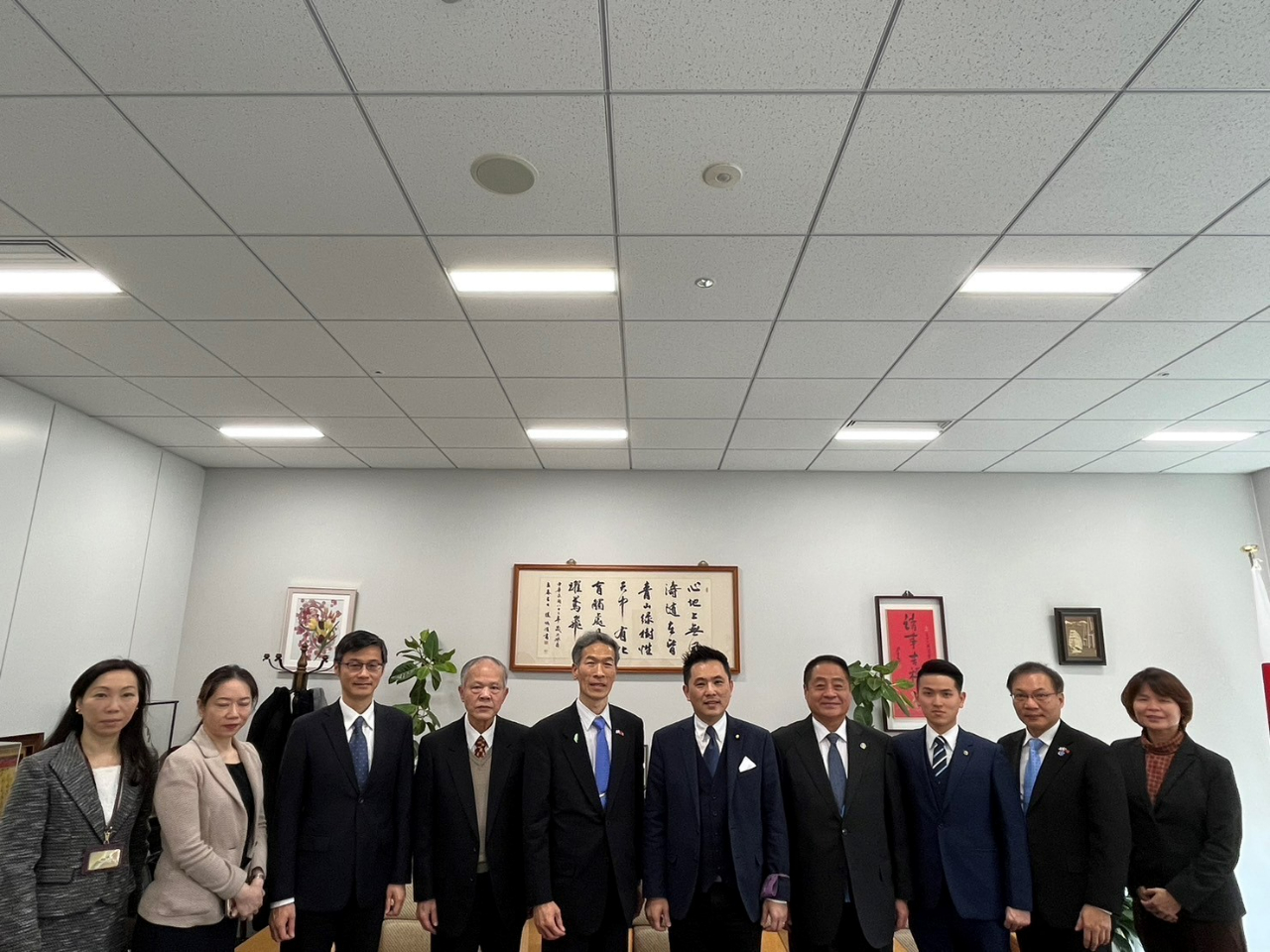 向處長(左5)、陳委員(右5)、李會長(右4)、陳董事長(左4)、張記者(右3)及張副處長(右2)等本處同仁合影留念