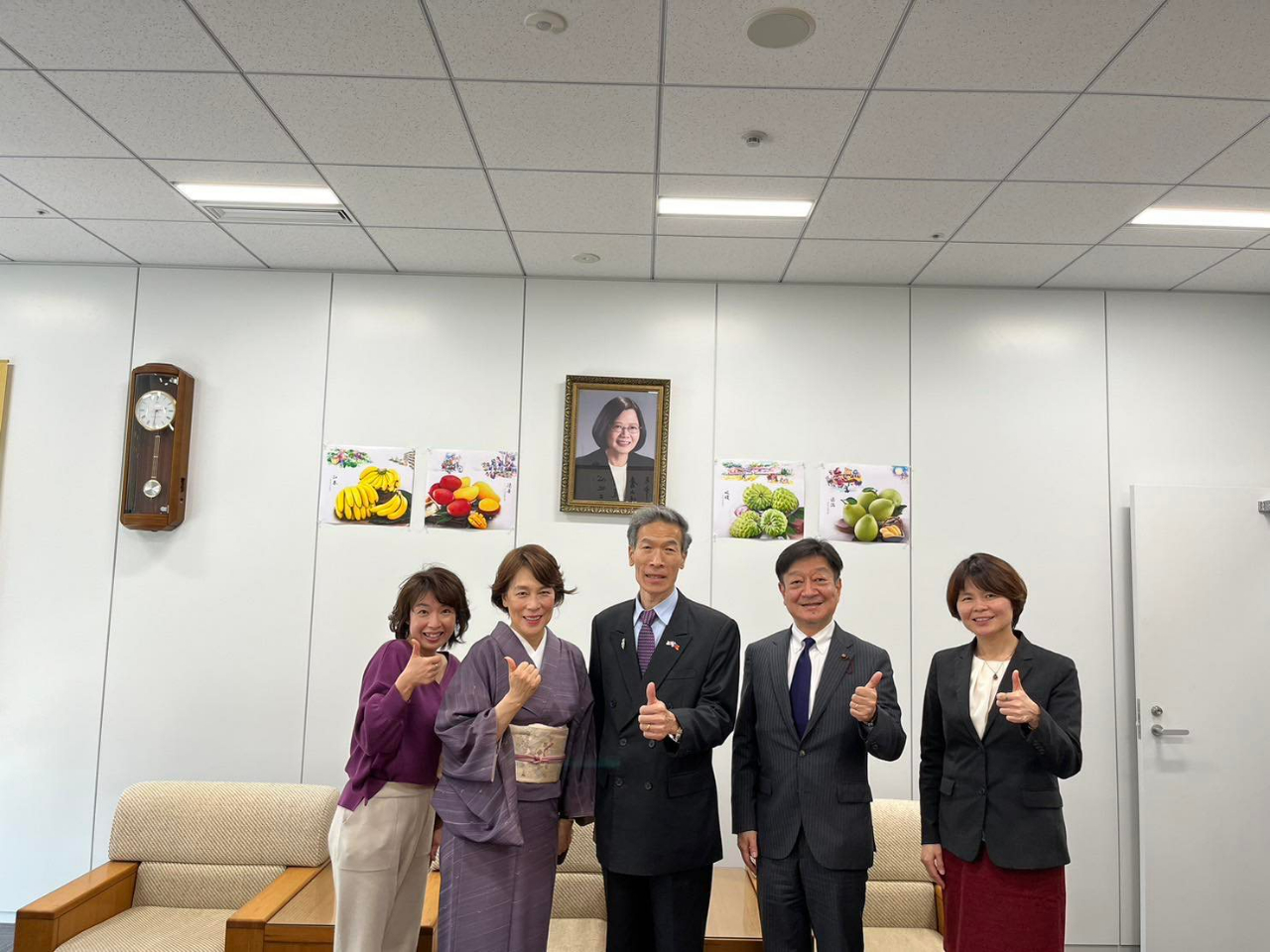 三宮代表理事(左2)、向處長(中央)、青山副議長(右2)、林秘書(右1)