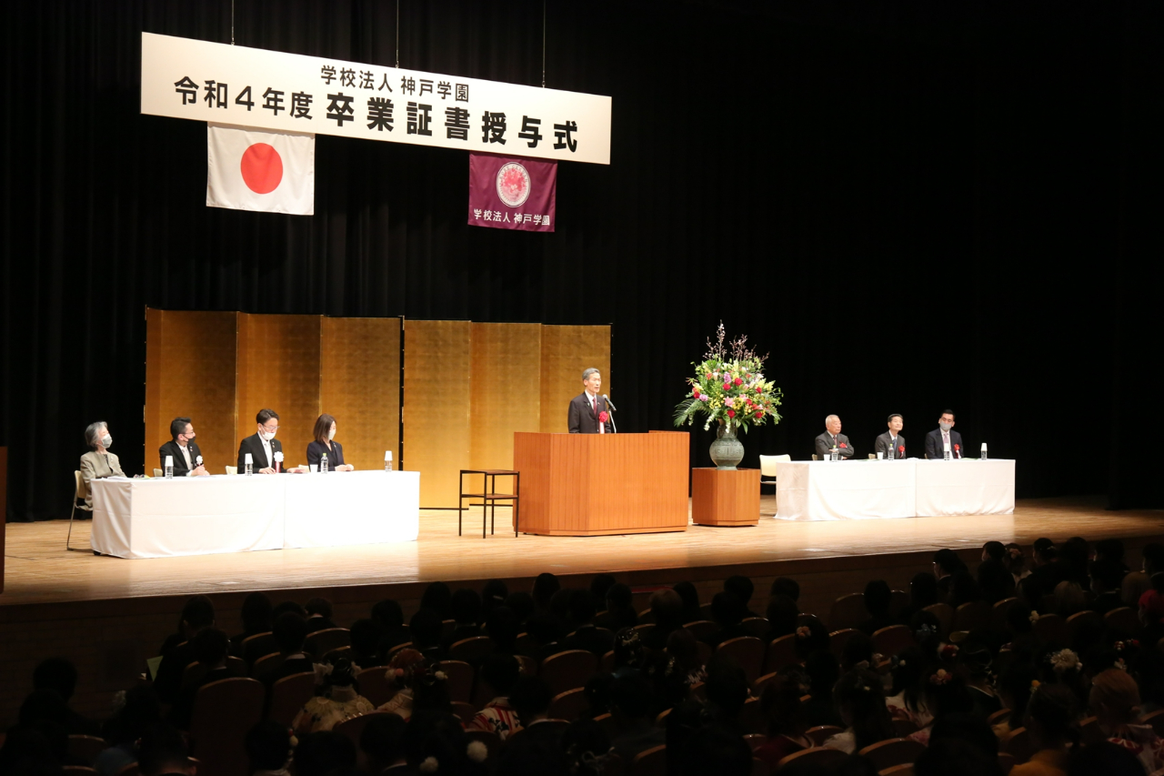 駐大阪辦事處向明德處長致詞勉勵神戶學園畢業生