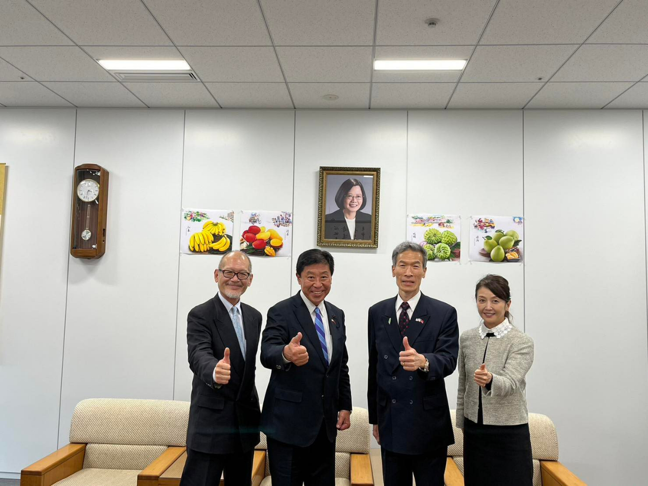 左至右: 濱渦所長、森田會長、向處長、南次長