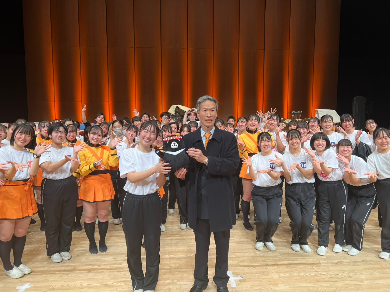 駐大阪辦事處向明德處長將「台灣黑熊」布偶交給京都橘高校吹奏樂部部長竹內望咲同學