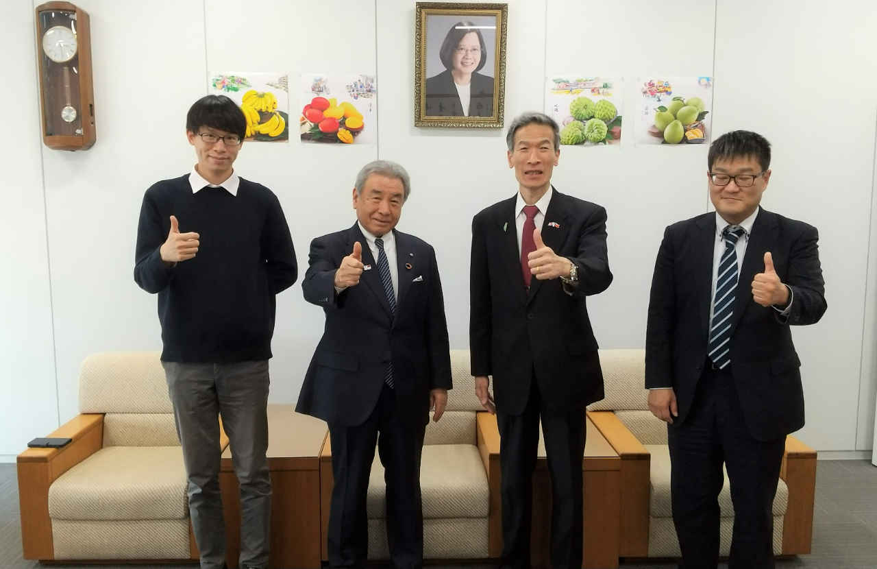 右起：河村先生、向處長、有田會長、吳秘書