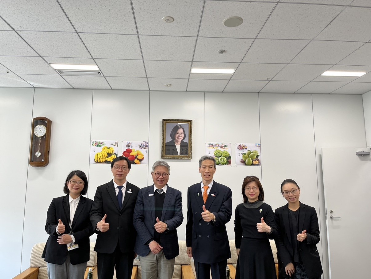 向處長(右三)與周副局長(左三)、洪所長(左二)等合影