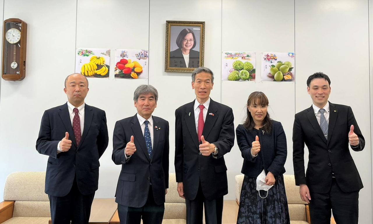 左起：三宅主幹、岩本所長、向處長、藤井新所長、鈴木主任