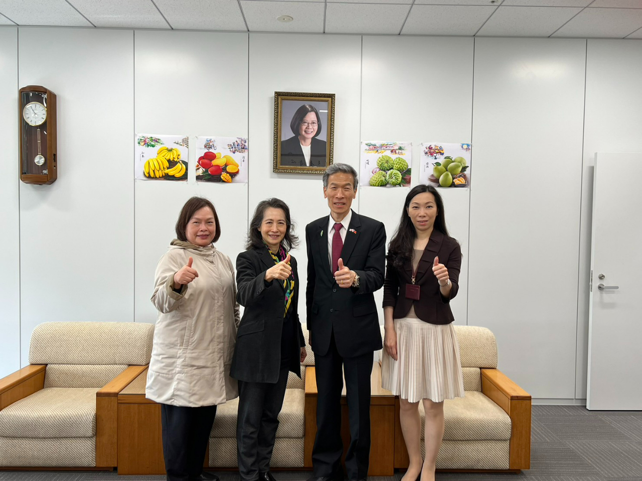 向明德處長(右2)與伊藤みどり會長(左2)等人合影