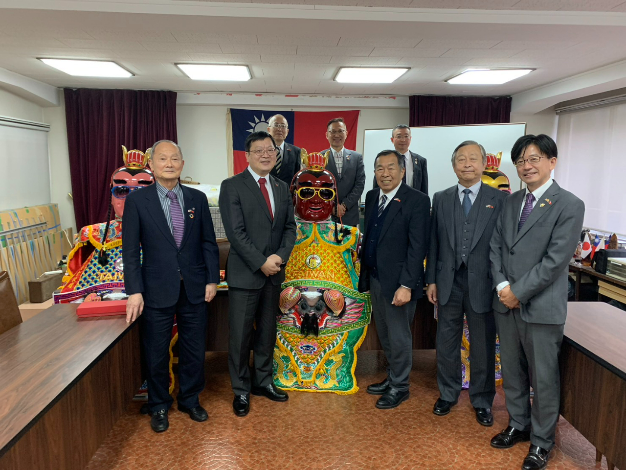 郭會長(右3)引導洪處長(左2)參觀總會會館