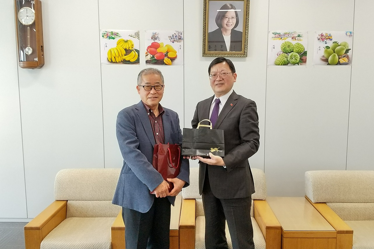 洪處長（右）與西尾會長