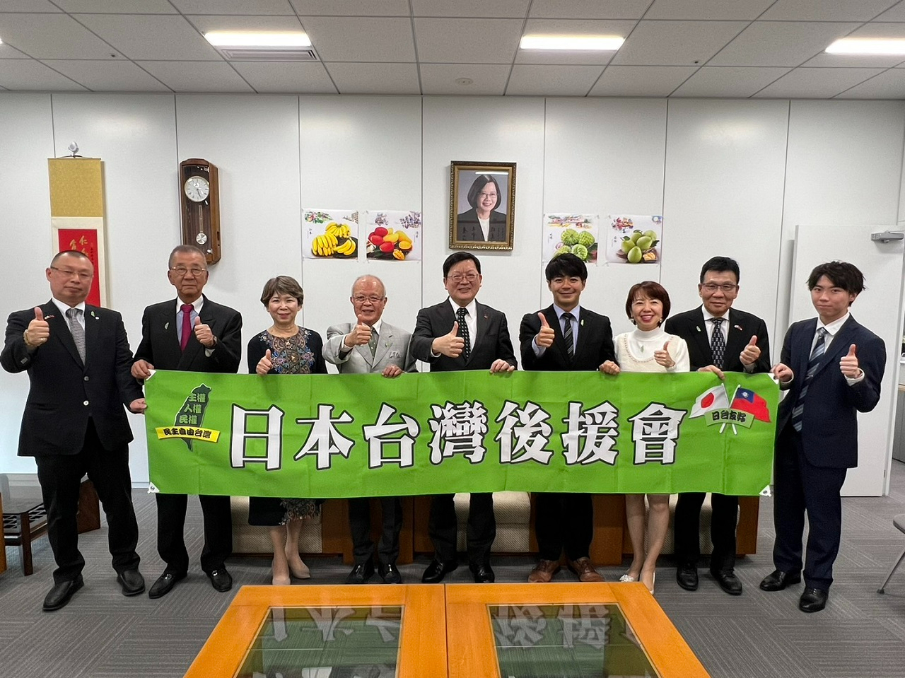 洪處長(中)與陳會長(左4)等人合影