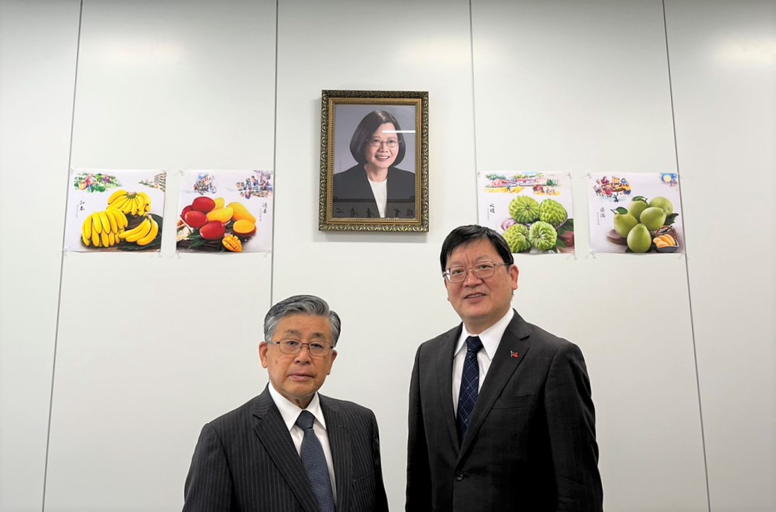 洪處長（左）與田中會長合影