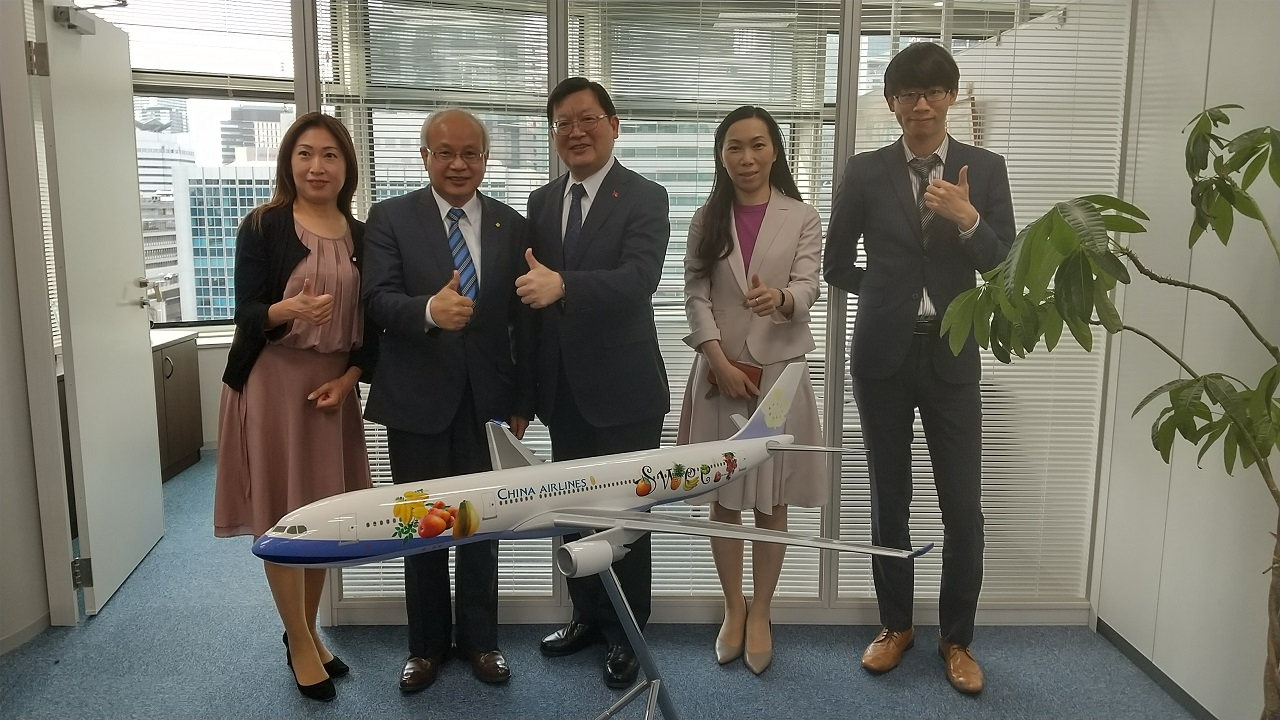 左起：澤尾支店長輔佐、蕭支店長、洪處長、楊秘書、吳秘書