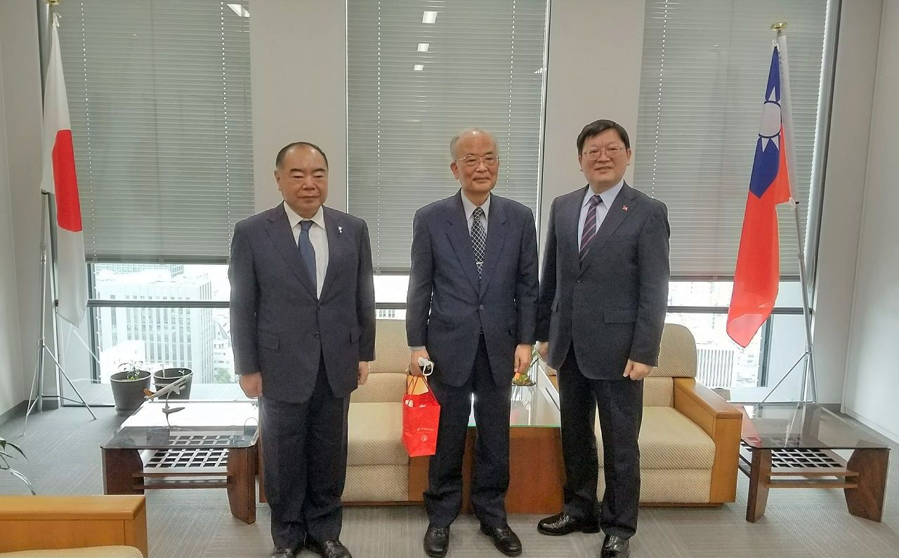右起：洪處長、山本會長、八木副會長