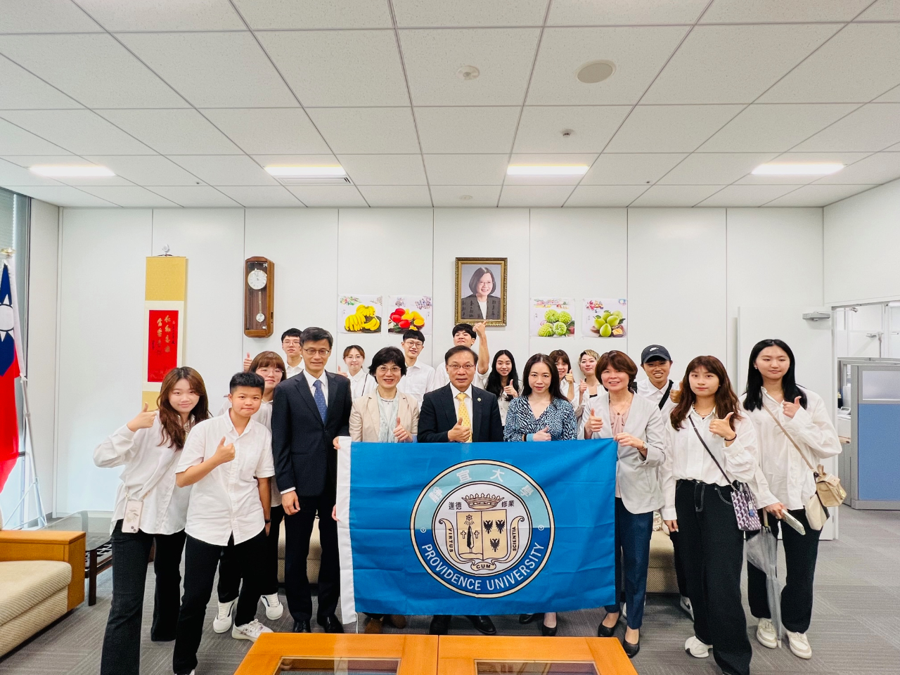 駐大阪辦事處張永賢副處長(前排左5)偕同仁與靜宜大學「國際學院寰宇外語教育學士學位學程訪日團」乙行交流