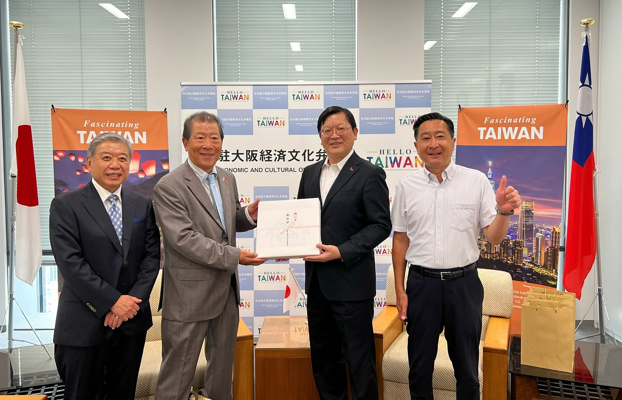 左起：江副會長、高會長、洪處長、葉副會長